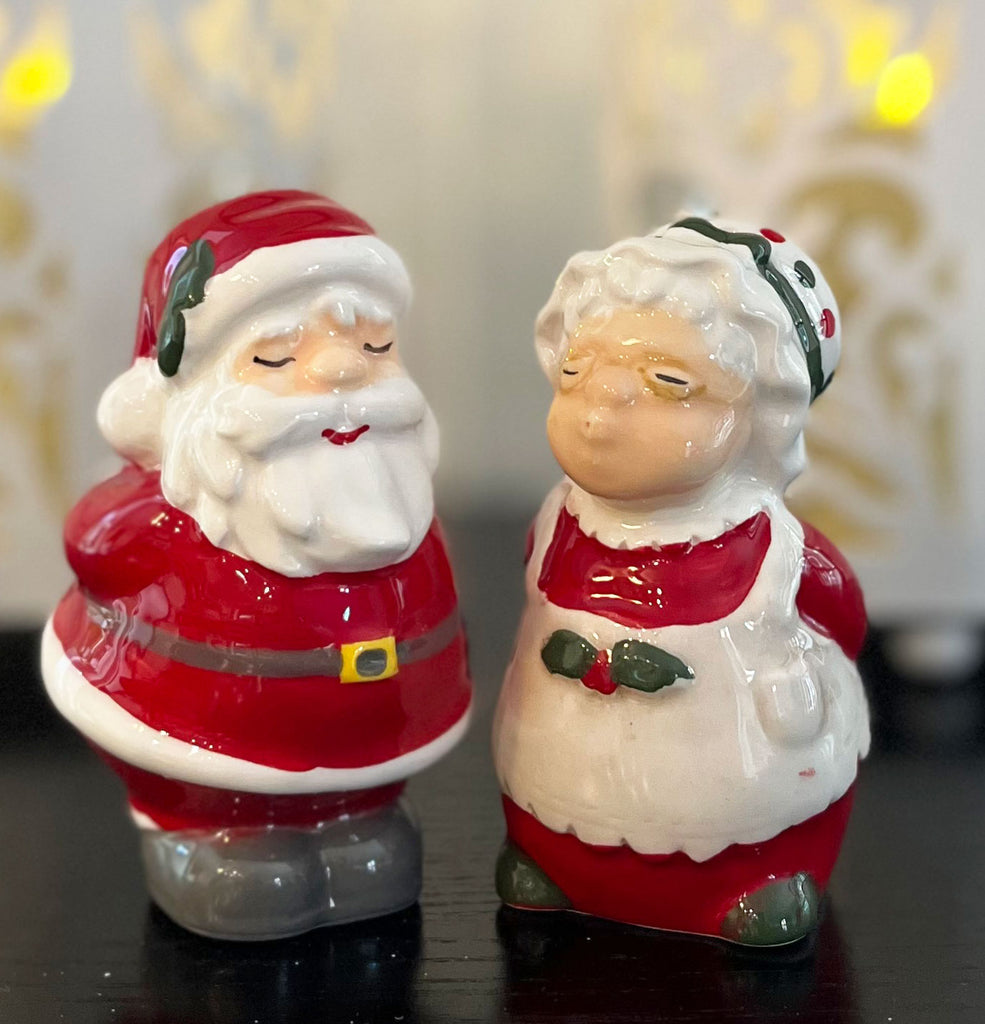 Kissing Santa and Mrs. Claus Ceramic Christmas Salt and Pepper Shaker Set, 3.75" x 2.25" x 3.75" - Red, Green, White