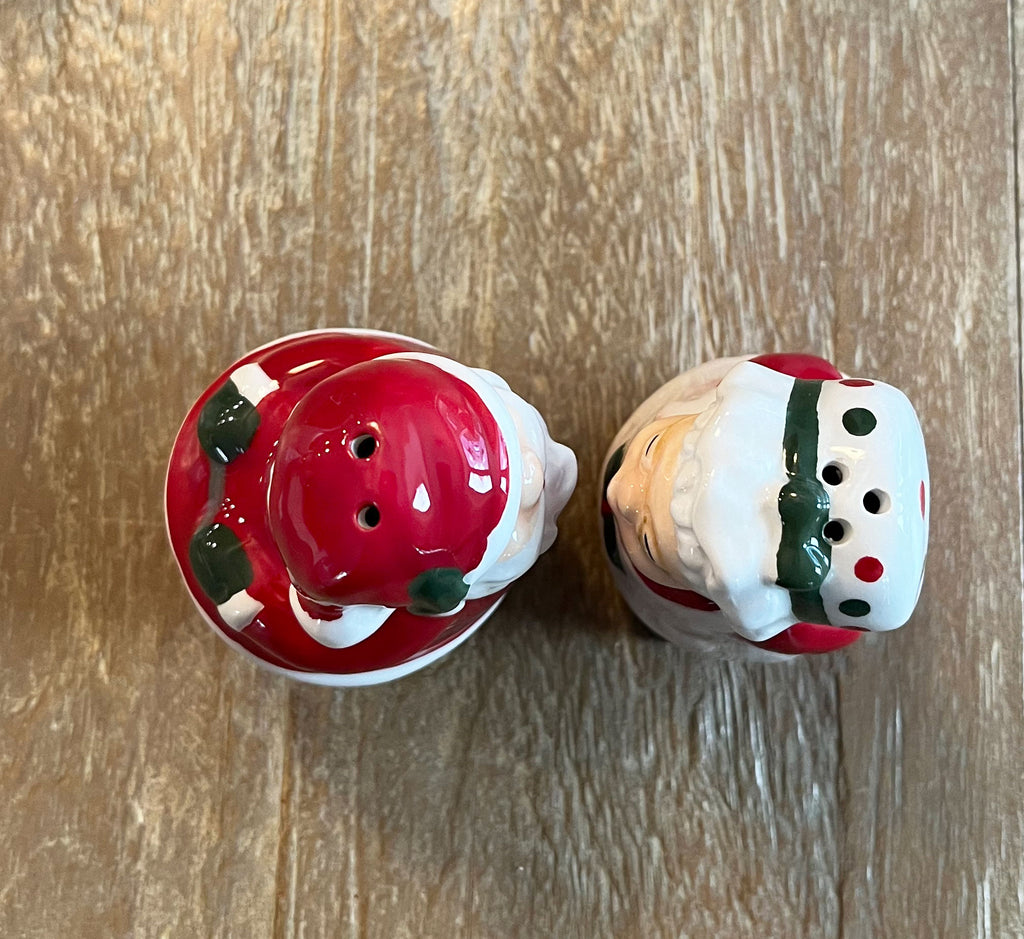 Kissing Santa and Mrs. Claus Ceramic Christmas Salt and Pepper Shaker Set, 3.75" x 2.25" x 3.75" - Red, Green, White