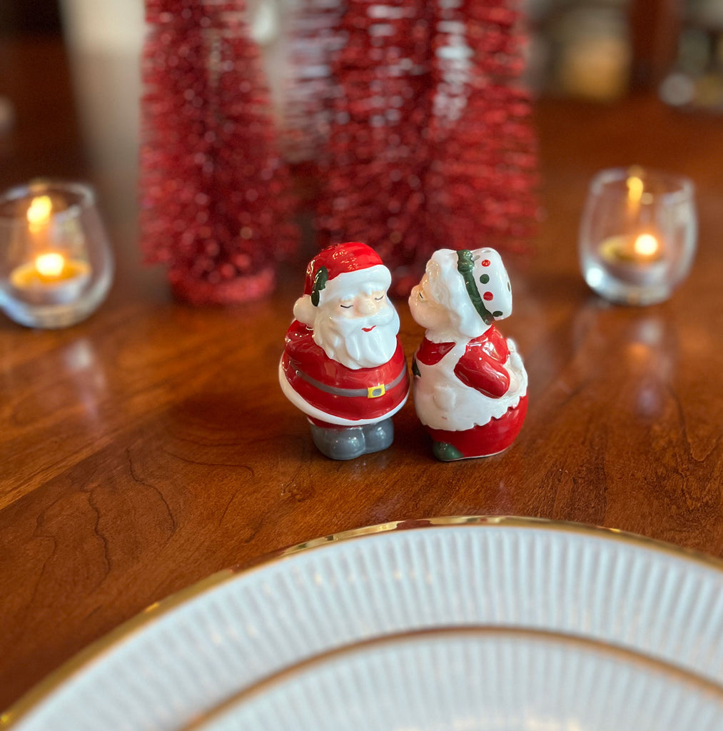 Kissing Santa and Mrs. Claus Ceramic Christmas Salt and Pepper Shaker Set, 3.75" x 2.25" x 3.75" - Red, Green, White