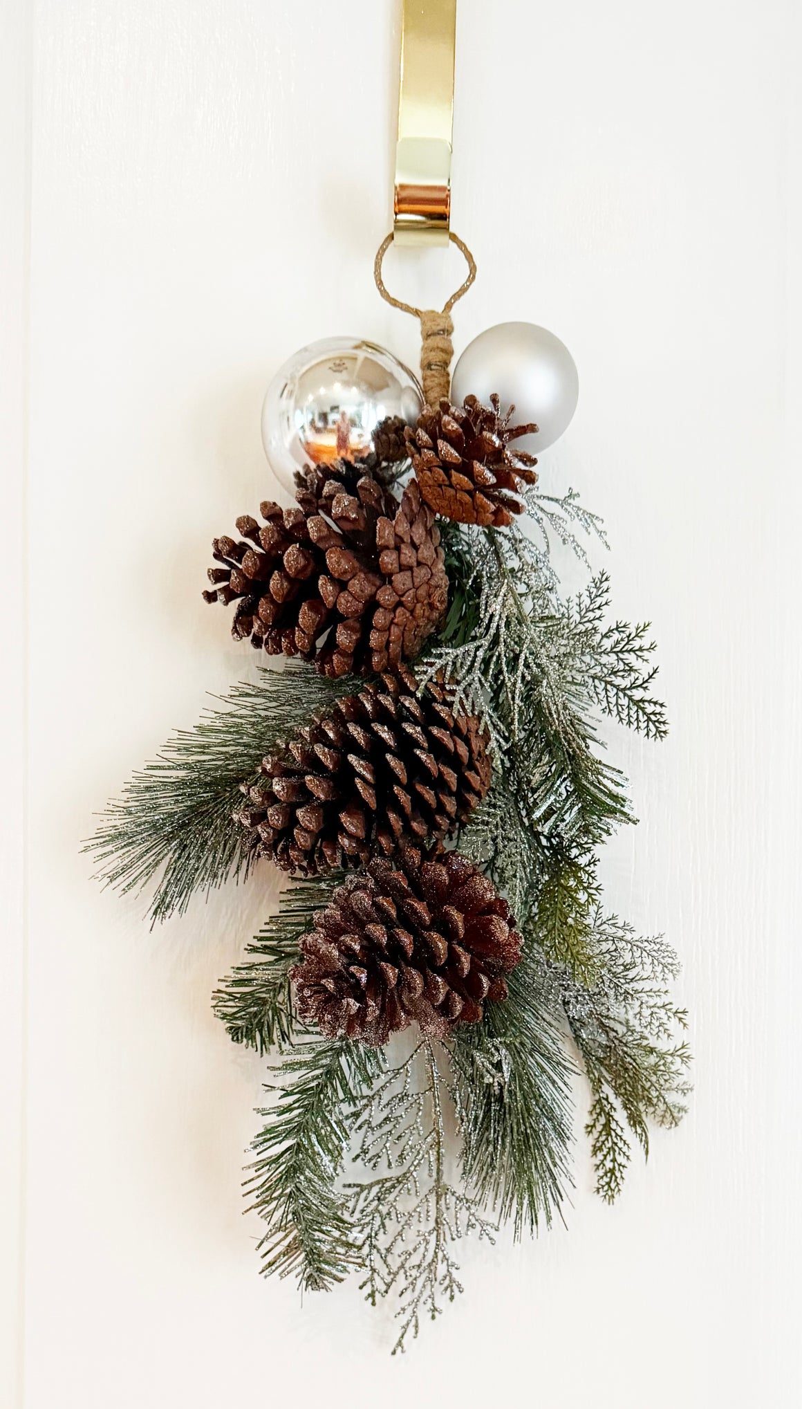TenWaterloo Christmas Door Swag with Pine Cones, 16 inch Silver Frosted Mixed Pine Winter Swag with Ornaments